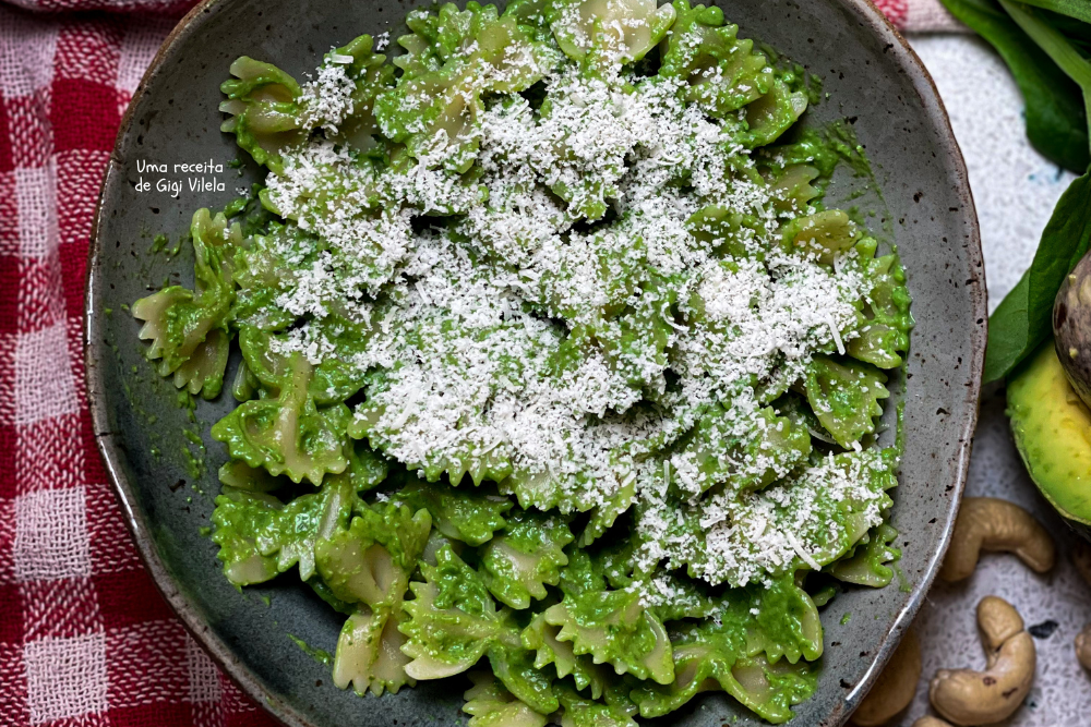 Farfalle com pesto de espinafre
