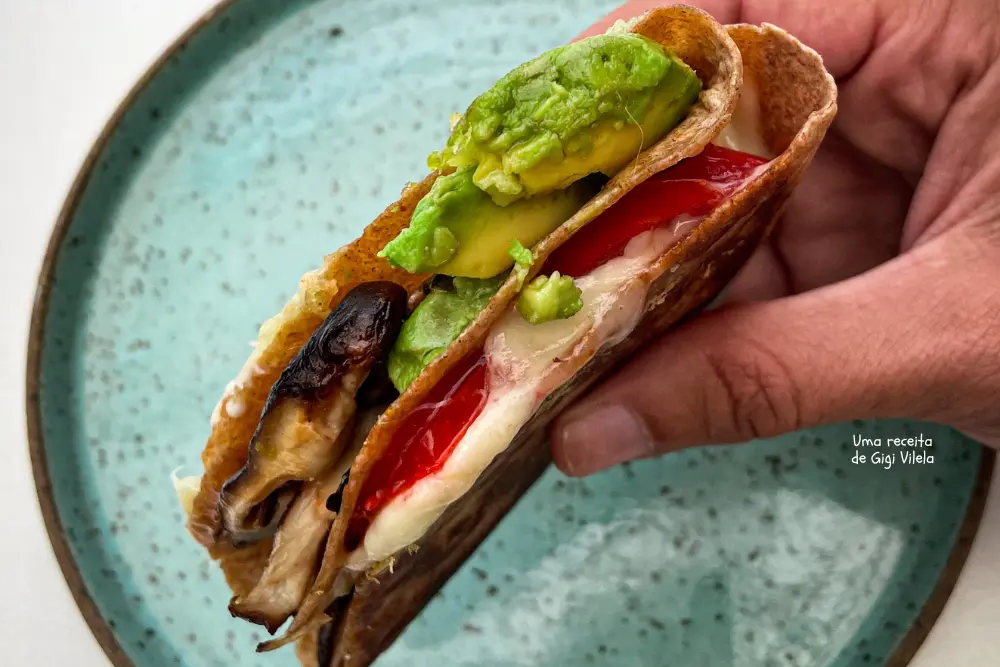 Tostex com Tomate Seco, Abacate e Mussarela