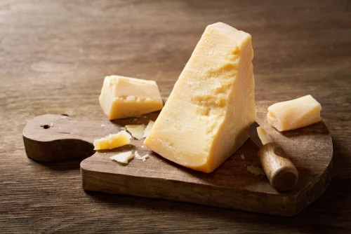 Queijo parmesão tem lactose?