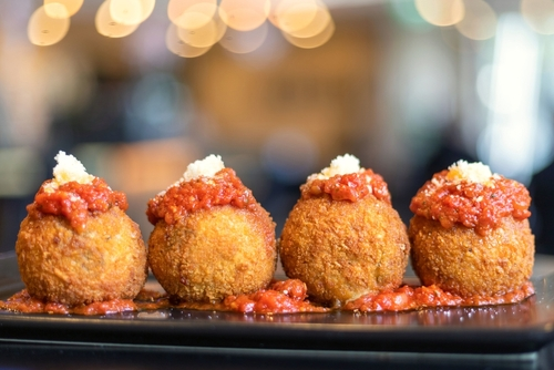 Arancini: conheça o bolinho de risoto que é um clássico italiano