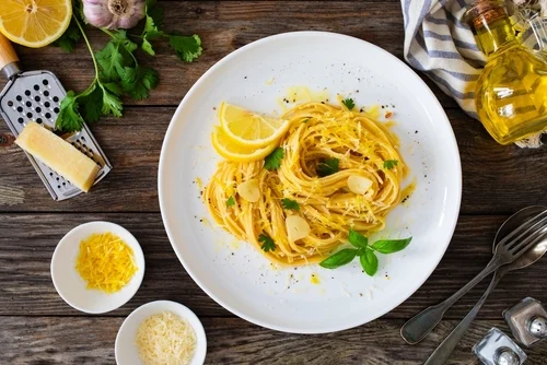 Na imagem, há um prato com macarrão linguine al limone