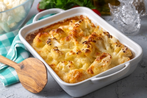 Na imagem, há uma travessa com couve-flor gratinada com requeijão