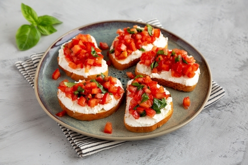 Bruschetta de tomate com creme de ricota