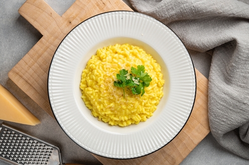 Risoto milanês: um clássico da cultura italiana para noites românticas