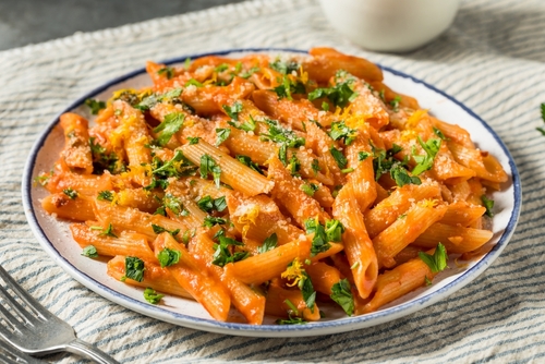 Penne alla vodka: conheça o prato italiano que leva a bebida alcoólica