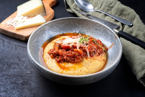 Polenta cremosa com ragu de carne moída