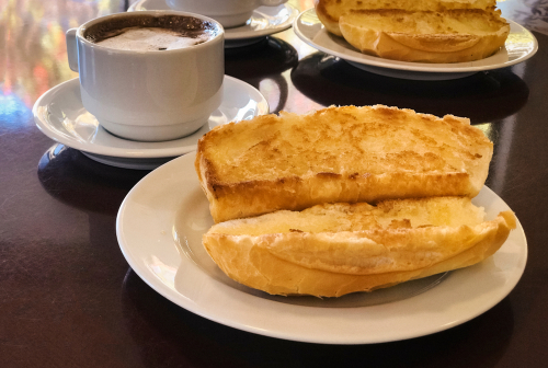 Pão com requeijão na chapa: como fazer essa delícia com casquinha crocante