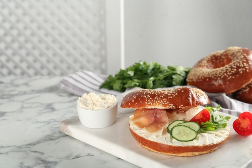 Bagel de salmão com creme de ricota temperado