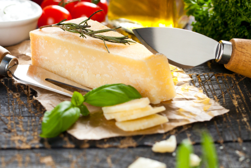 Como reconhecer um Parmigiano Reggiano verdadeiro: guia para o consumidor brasileiro
