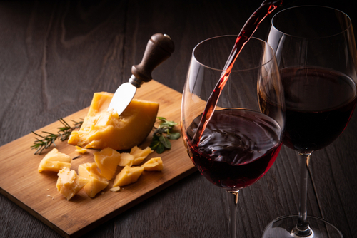Queijo parmesão com vinho: saiba quais tipos harmonizar