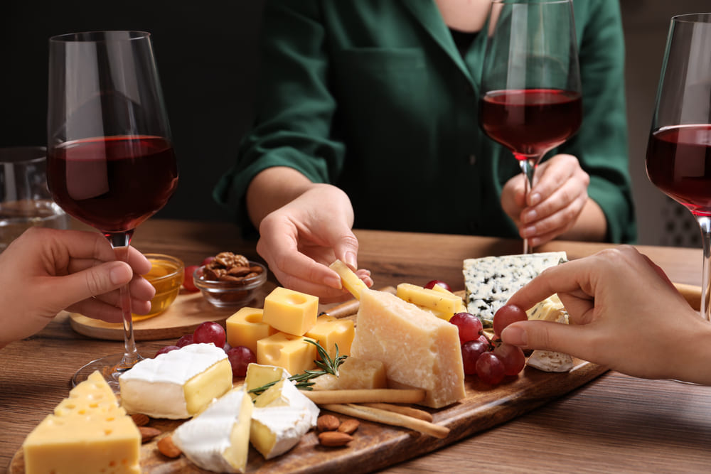 Como montar uma tábua de queijos e vinhos para dar de presente