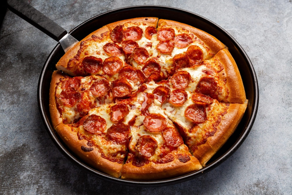 Pizza de frigideira: receita rápida e crocante pronta em 10 minutos
