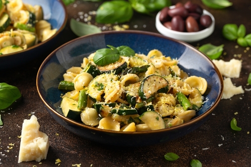 Orecchiette com abobrinha e aspargos ao limão