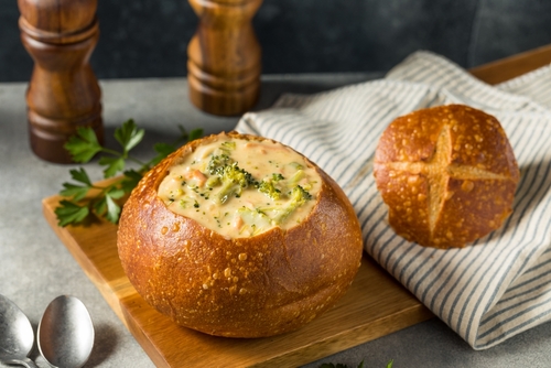 Creme de queijo com brócolis no pão italiano