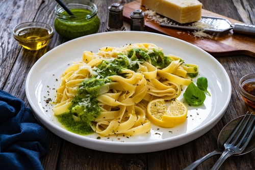 Pesto de manjericão: 8 receitas para combinar com o autêntico molho italiano