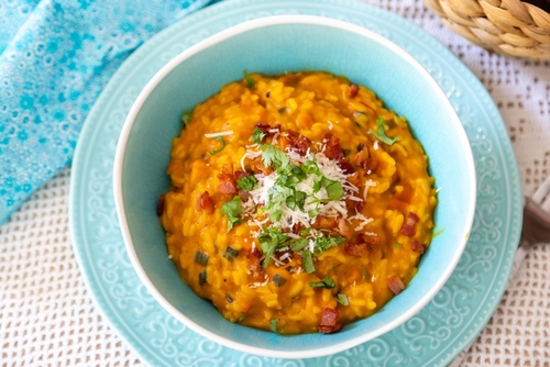 Risoto de abóbora com creme de ricota e bacon é a receita que vai te surpreender