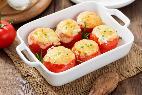 Tomate recheado com creme de ricota e mussarela