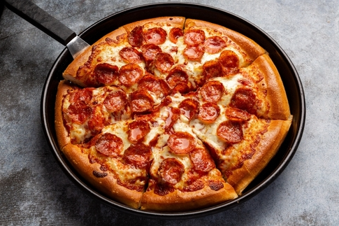 Pizza de frigideira: receita rápida e crocante pronta em 10 minutos