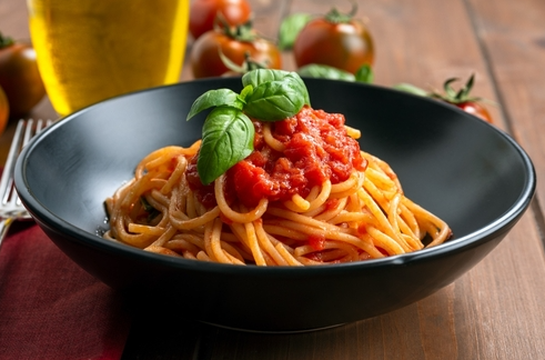 Quando colocar manjericão no molho de tomate: antes, durante ou depois? Descubra o segredo italiano