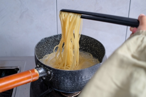 Entenda por que a água do cozimento do macarrão é ouro líquido na Itália