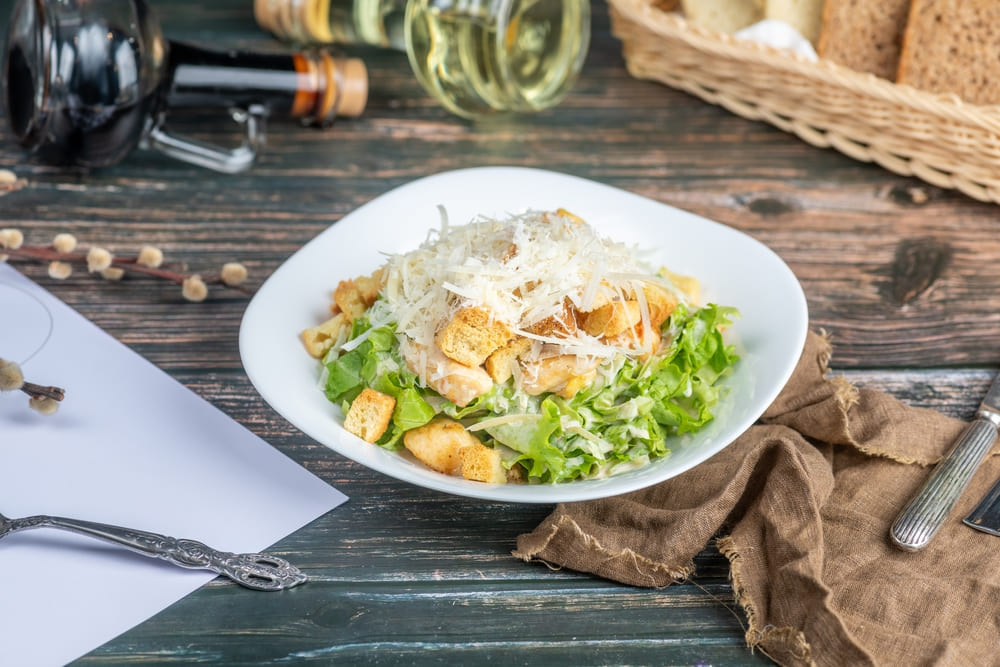 A salada caesar é italiana? Conheça a história do prato refrescante com lascas de parmesão