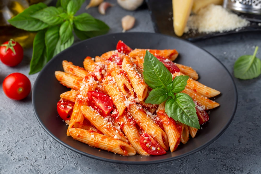 Arrabbiata: aprenda o molho picante italiano para variar o macarrão