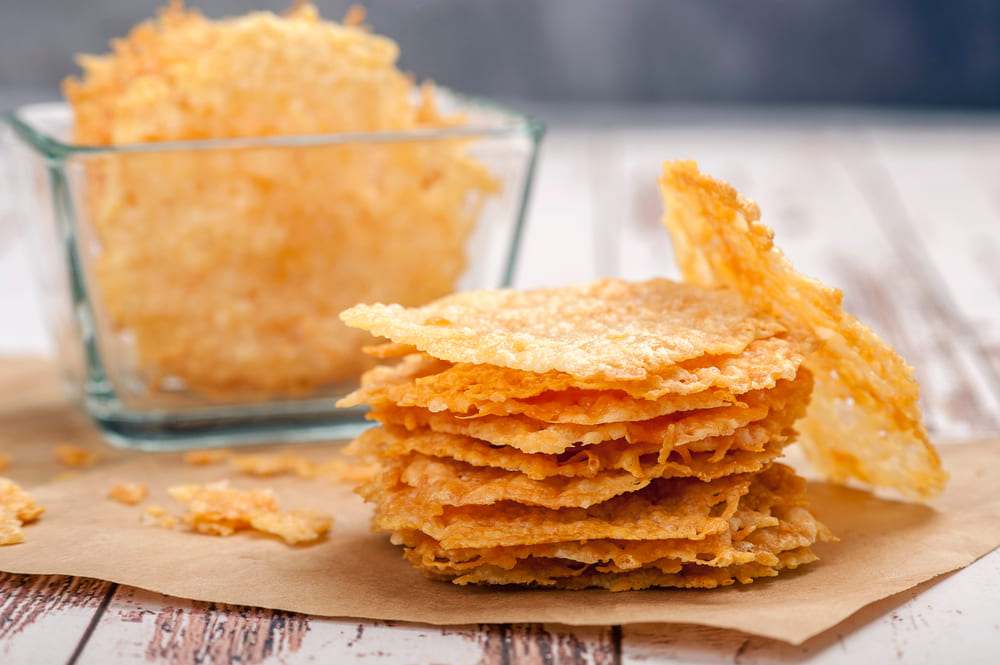Chips de parmesão: um petisco crocante com apenas 1 ingrediente 