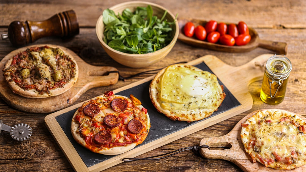 Como fazer mini pizza caseira: receita fácil e rápida