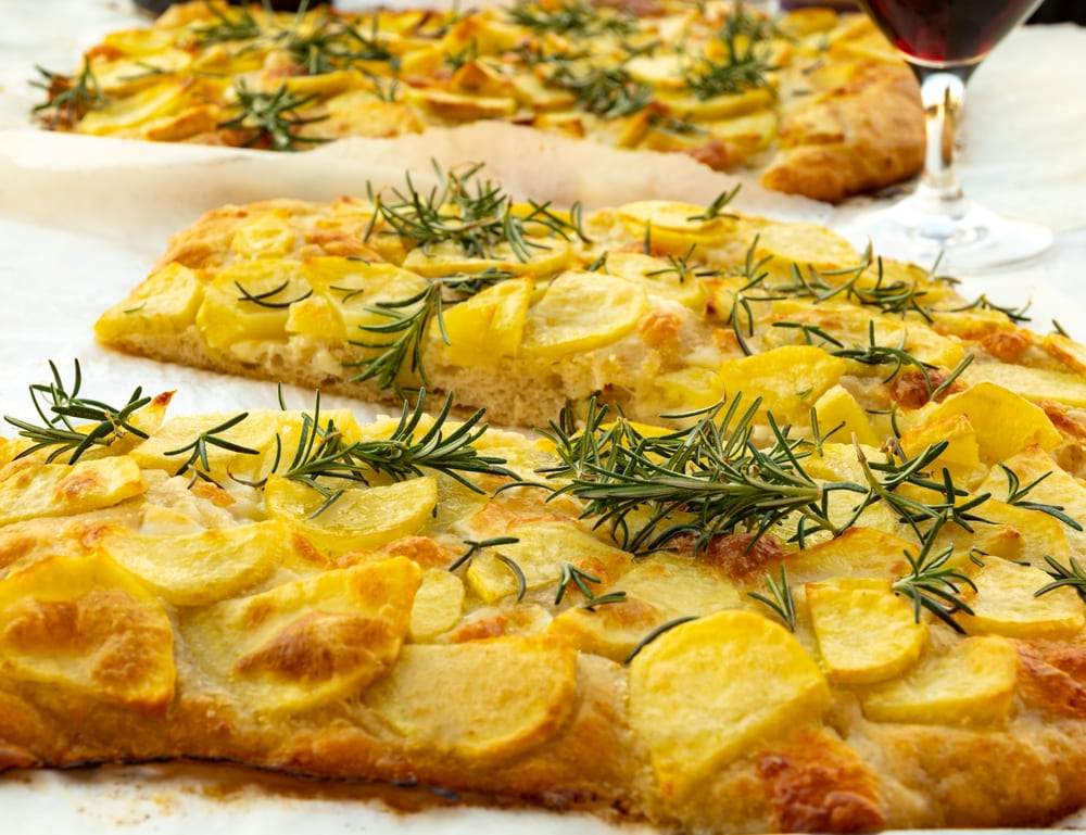 Crocância com sabor: conheça a pizza de batata eleita ‘rainha de Roma’