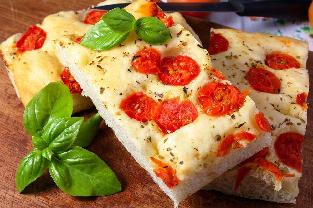 Focaccia de parmesão, tomate e alecrim