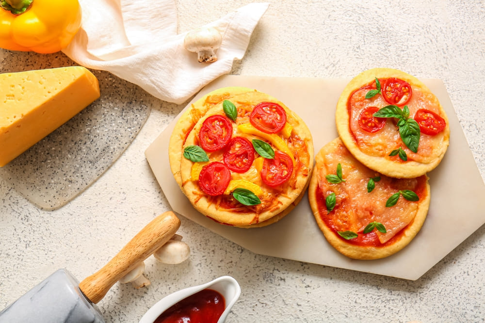Mini pizza com massa de pão de forma: lanche rápido para crianças