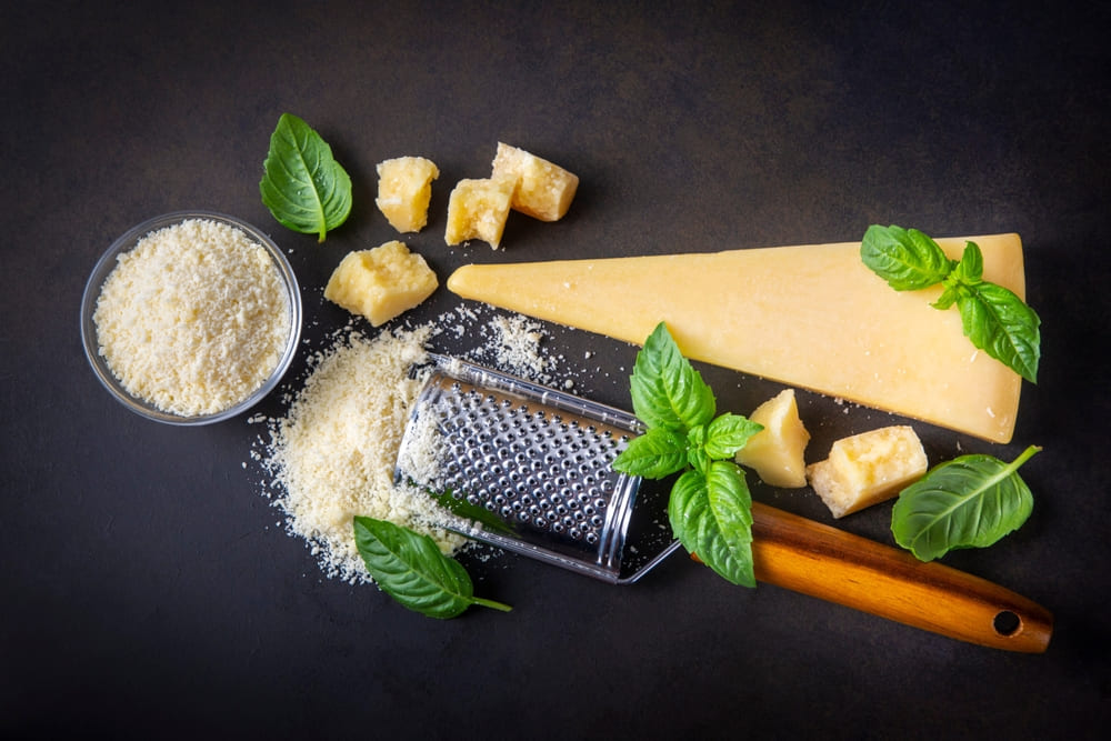 Parmesão fake: como saber se você está comprando o queijo certo