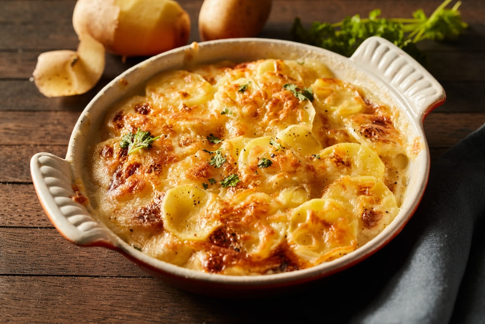 Batata gratinada com crosta de parmesão: receita deliciosa para compartilhar em família