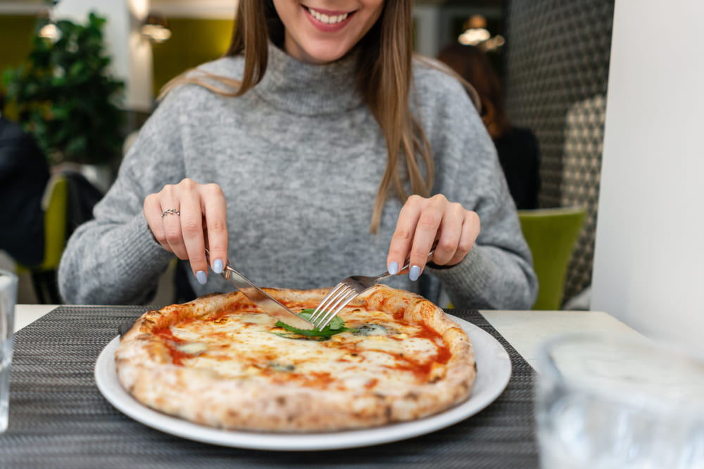 Pessoas que dobram a pizza x as que comem com talher: quem está certo, segundo os italianos?