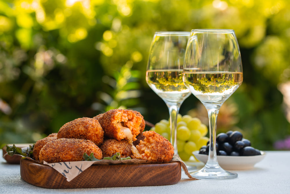 Supplí de mussarela com tomate (bolinhos italianos)