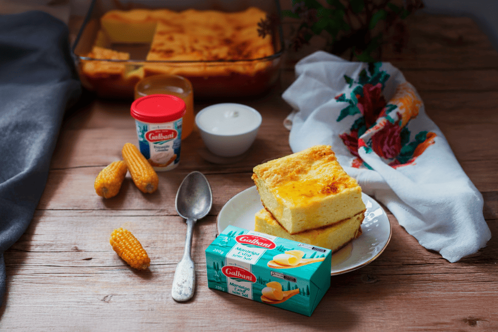 Bolo de milho com requeijão cremoso