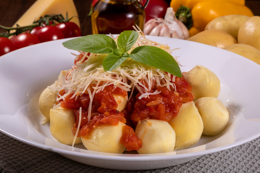 Nhoque recheado ao sugo