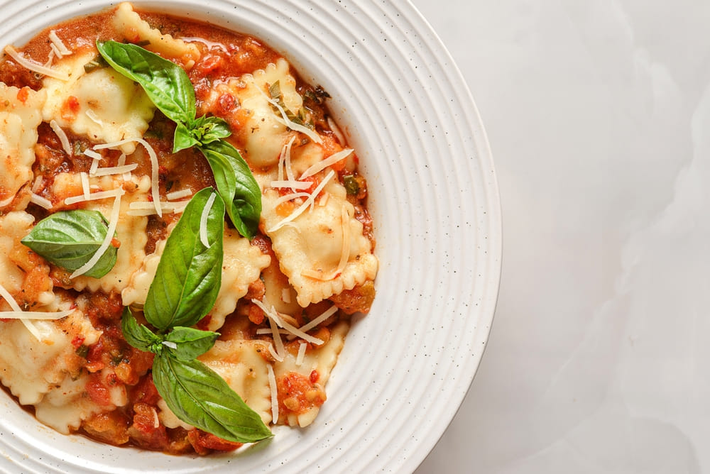 Ravioli de carne à bolonhesa