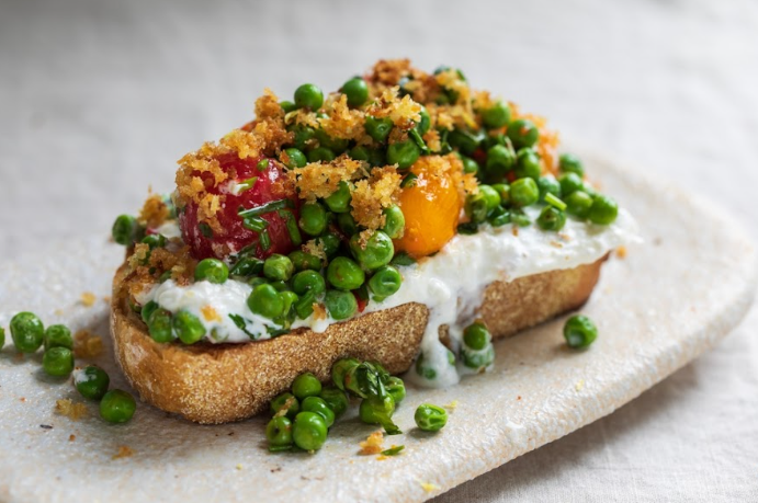 Pangrattato: a farofa de pão e parmesão que transforma a finalização dos pratos