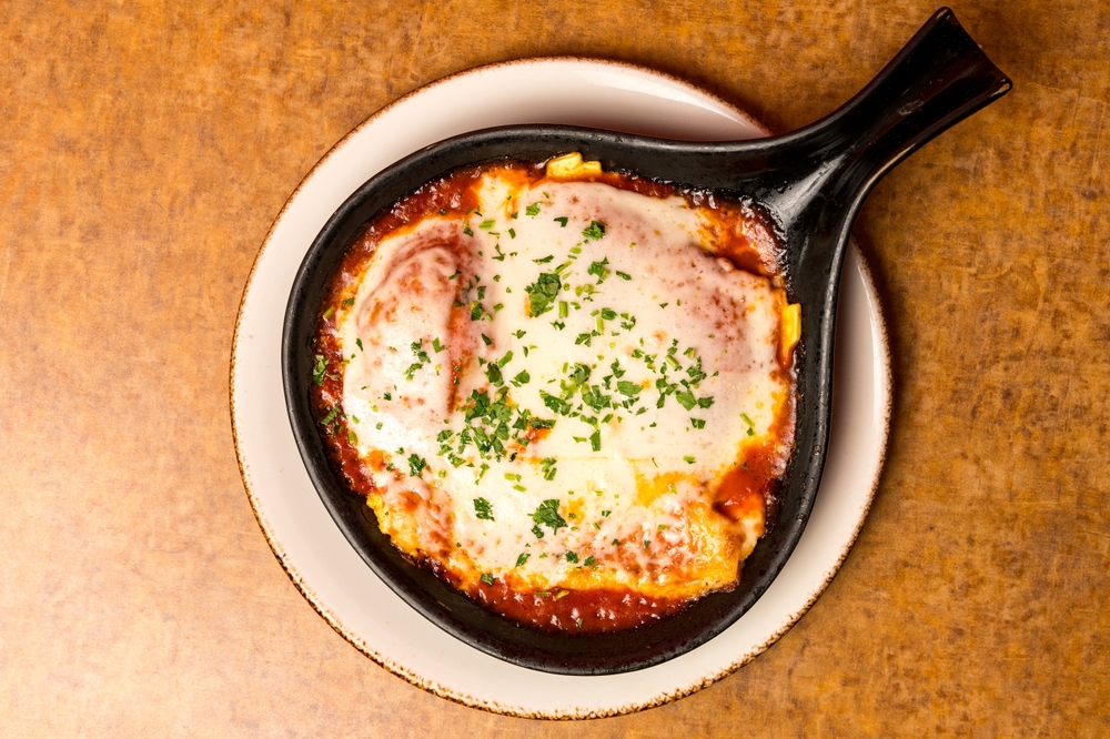 Lasanha de frigideira à bolonhesa com queijo colonial