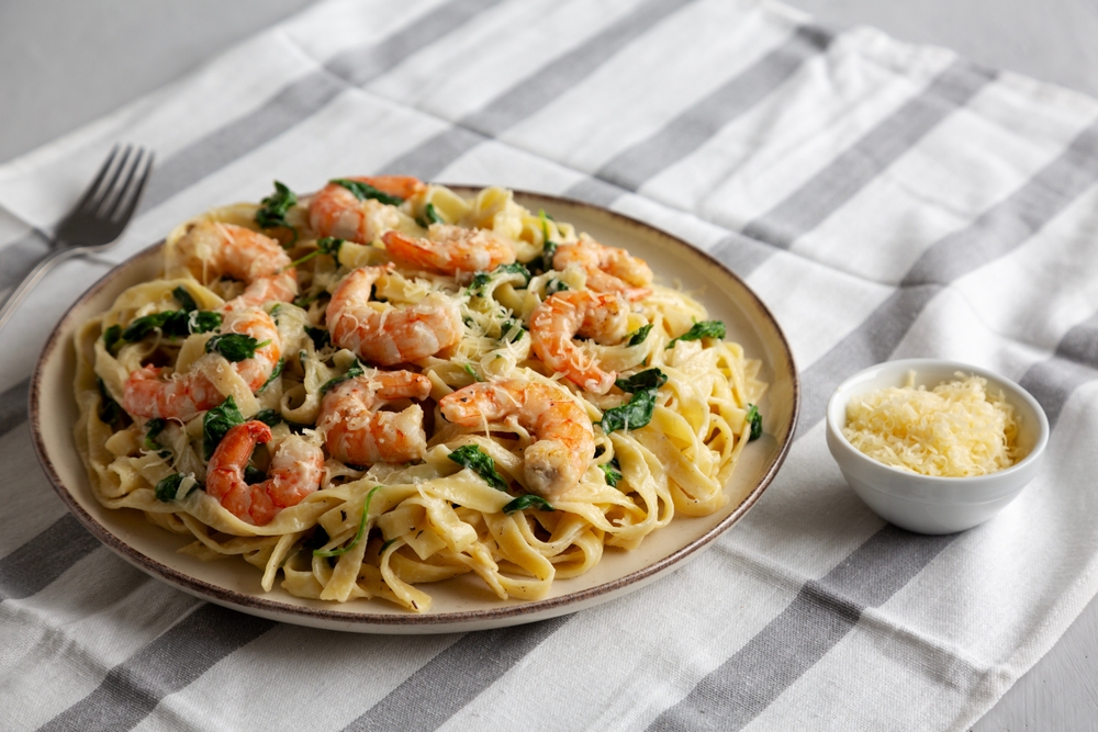  Macarrão fettuccine com camarão e espinafre