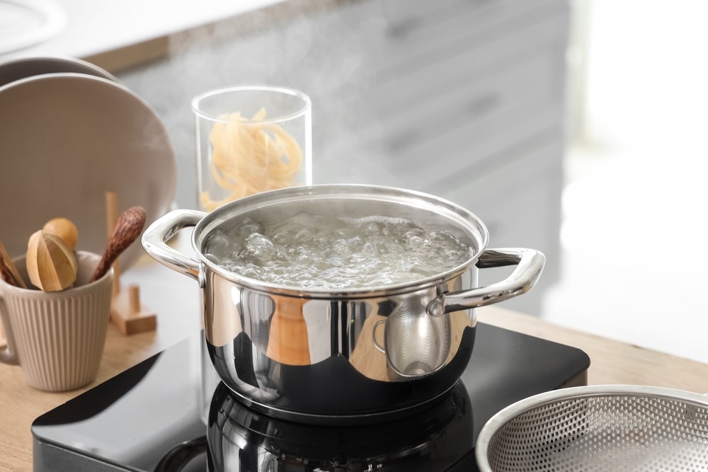 Tem que ferver a água antes de colocar o macarrão?