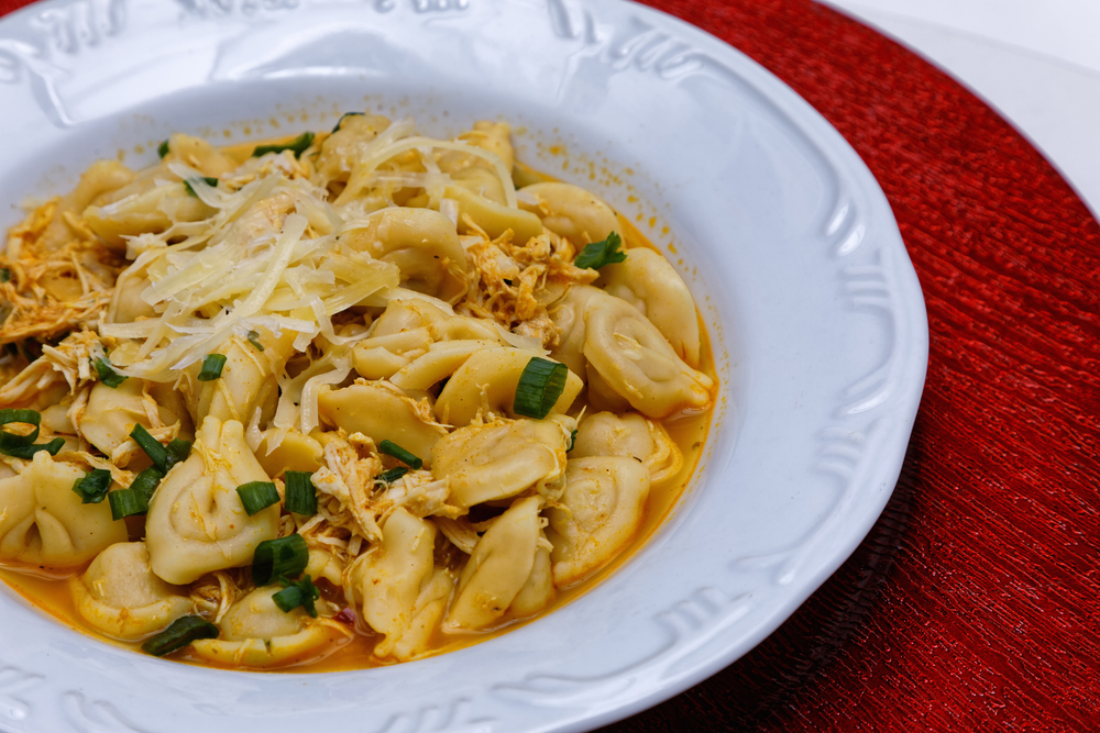Sopa de capeletti com frango