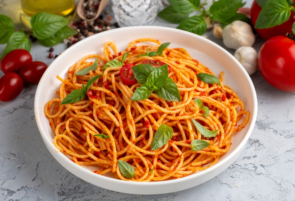 Como fazer macarrão com molho de tomate caseiro: a receita italiana clássica e suculenta