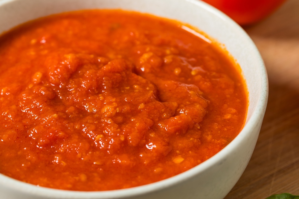 Qual a diferença entre molho de tomate e molho ao sugo? Entenda