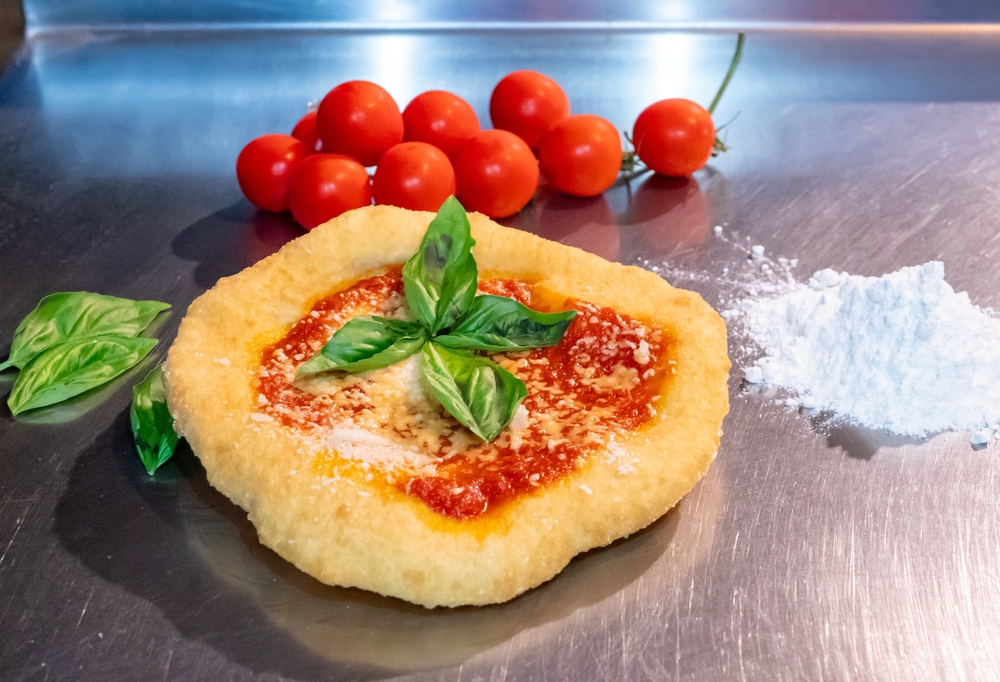O que é pizza frita? Conheça a especialidade de Nápoles
