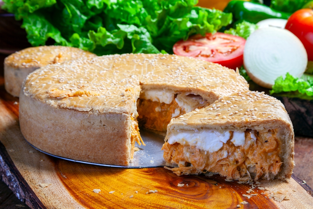 Torta de frango de liquidificador cremosa com requeijão: receita de lanche simples e prático