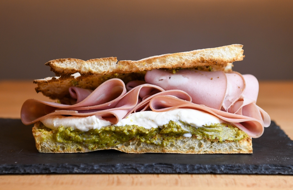 Sanduíche de Mortadela Italiana, Pesto e Creme de Queijo Parmesão